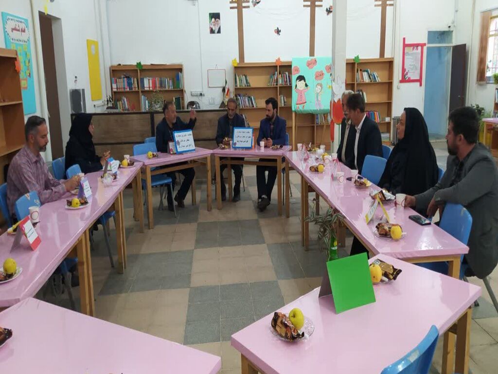 نشست اعضا شورای شهر سرکان، خیرین فرهنگی در کانون پرورش فکری کودکان و نوجوانان سرکان