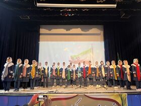 ویژه‌برنامه هفته معلم با اجرای سرود توسط ۳۷۰ دانش‌آموز کرمانشاهی / فیلم