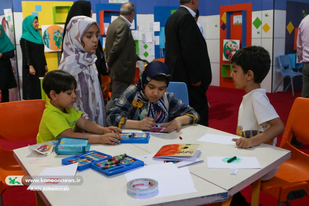 مشاوره به خانواده‌ها برای انتخاب خواندنی‌های مناسب در نمایشگاه کتاب تهران