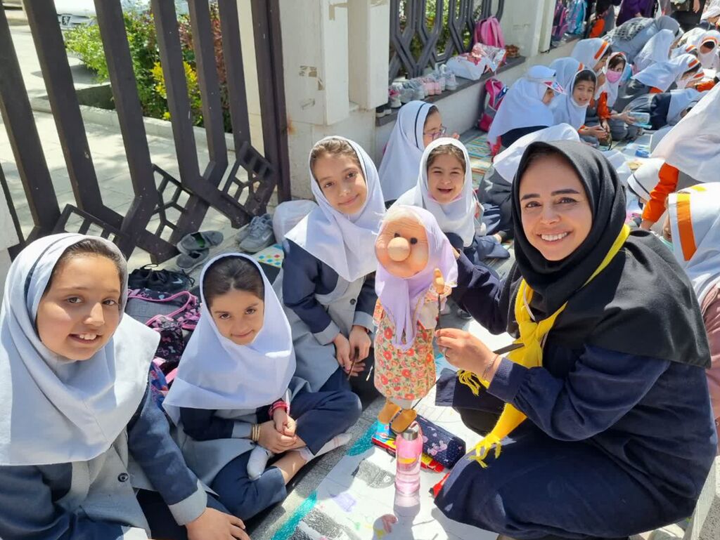 نقاشی همگانی "گل دخترا" در همدان برگزار شد