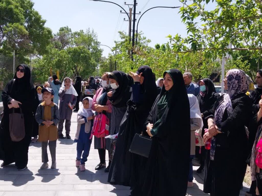 نقاشی همگانی "گل دخترا" در همدان برگزار شد