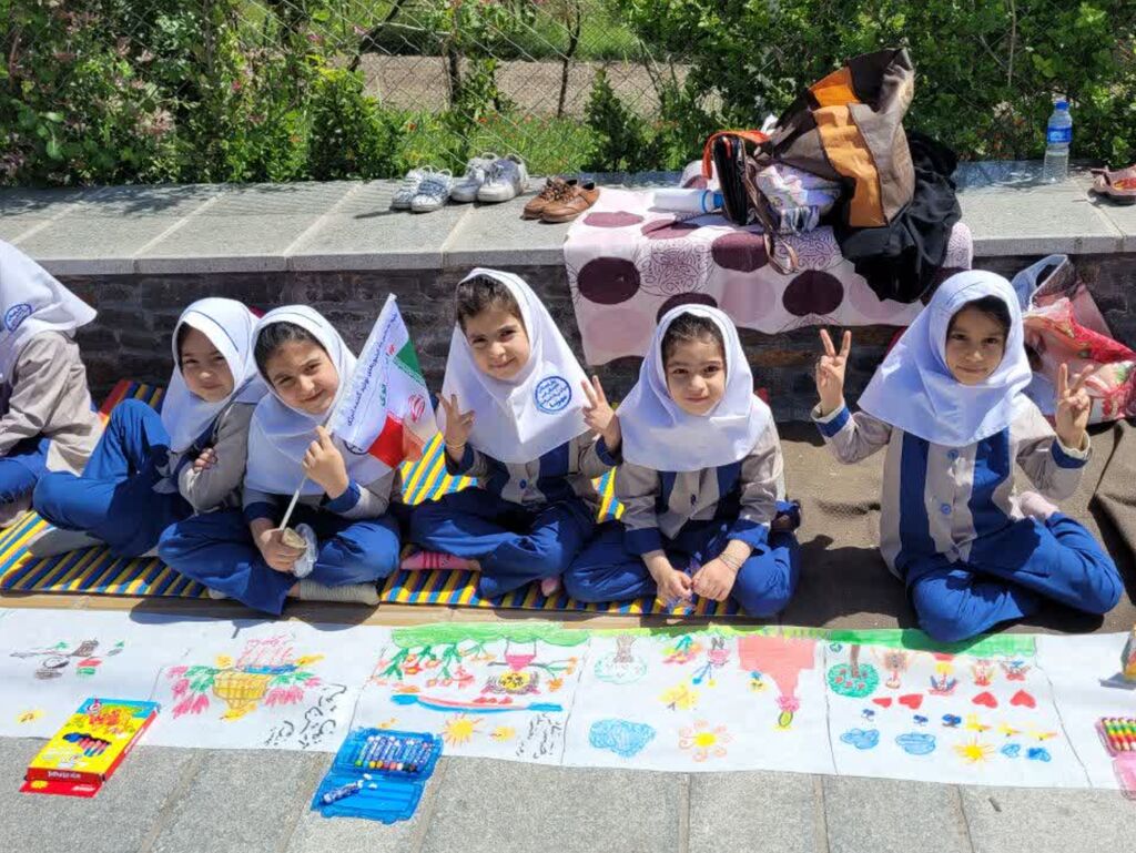 نقاشی همگانی "گل دخترا" در همدان برگزار شد