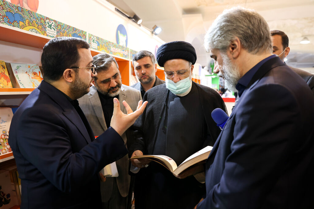 بازدید رییس جمهور از غرفه کانون در نمایشگاه کتاب تهران کانون پرورش فکری باید حامی انتشارات کودک باشد