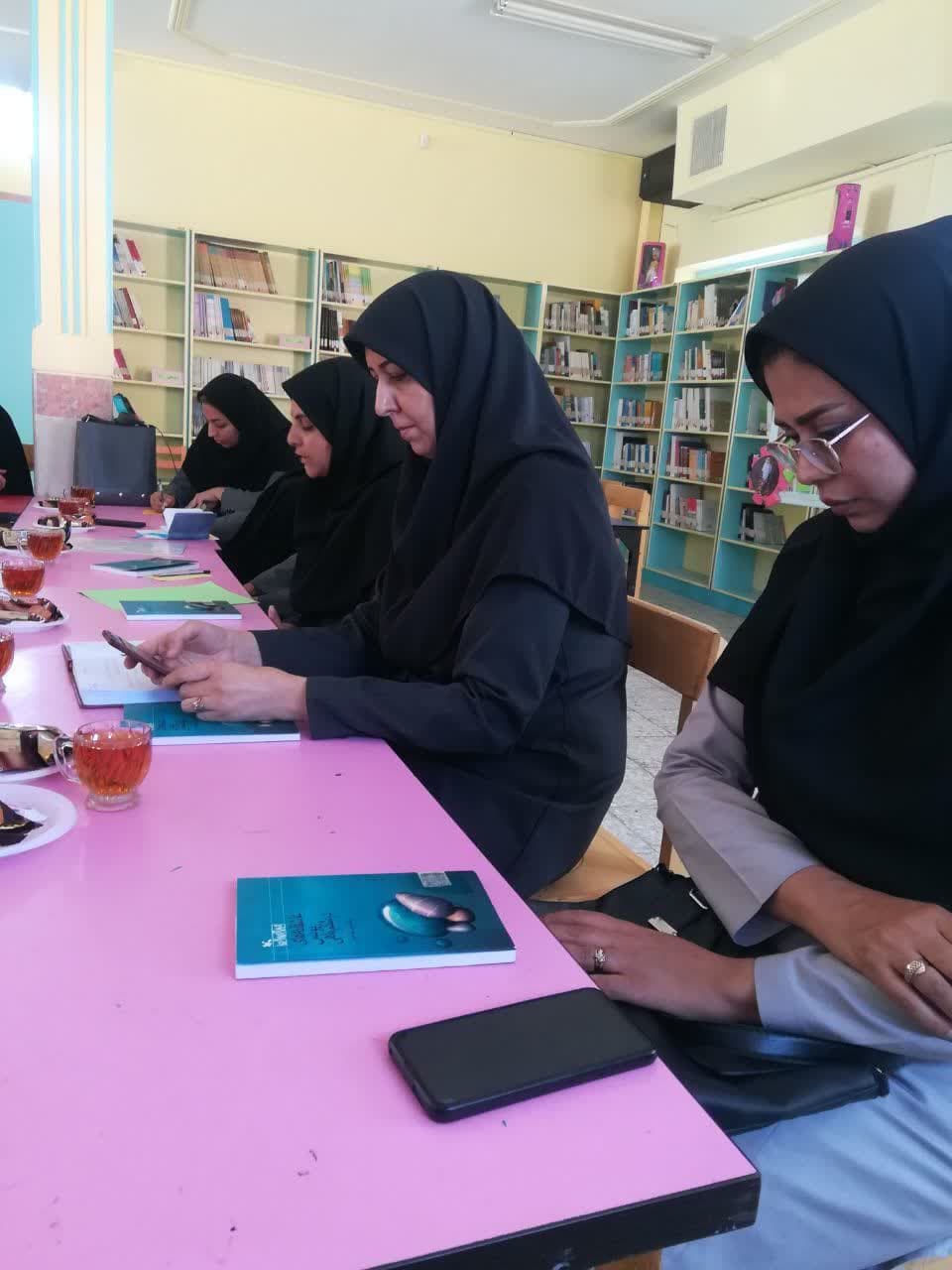 در قالب نشستی صمیمانه با مدیر کل کانون صورت گرفت؛
نقد کتاب عاشقانههای یونس در شکم ماهی در کانون خراسان جنوبی