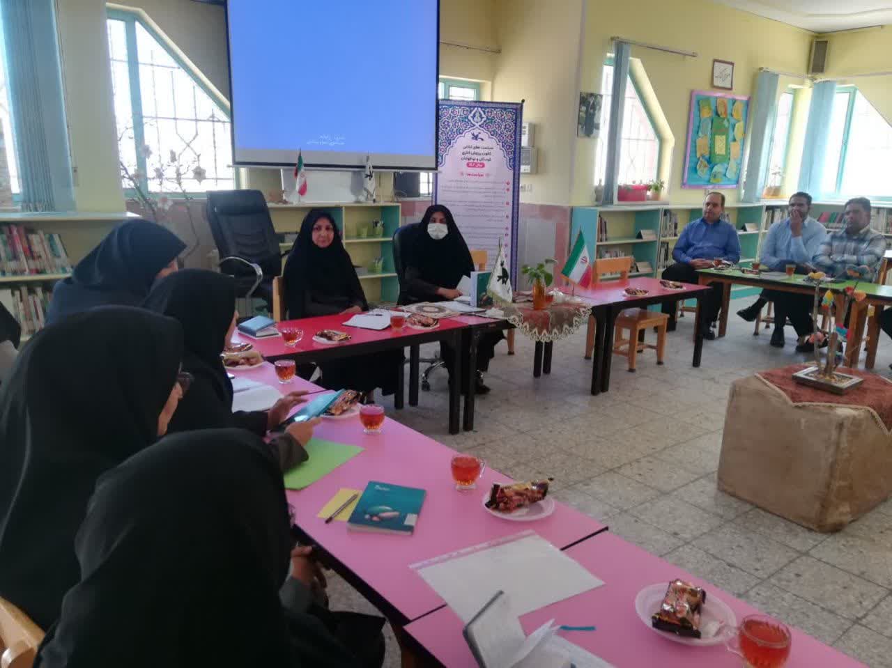 در قالب نشستی صمیمانه با مدیر کل کانون صورت گرفت؛
نقد کتاب عاشقانههای یونس در شکم ماهی در کانون خراسان جنوبی