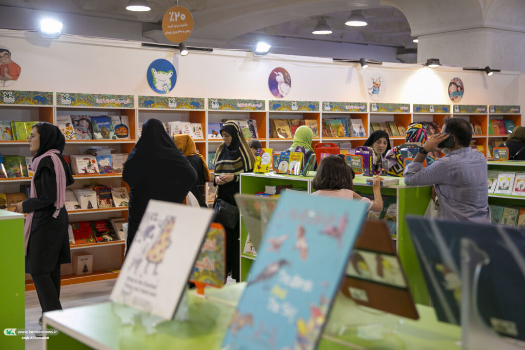 برنامههای کانون در هشتمین روز از سیوچهارمین نمایشگاه بینالمللی کتاب تهران کتابهای مجموعهای کانون با ۲۰ درصد تخفیف عرضه میشود