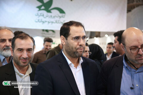 بازدید سرپرست وزارت آموزش و پرورش از غرفه کانون در نمایشگاه کتاب تهران