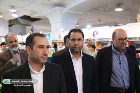 بازدید سرپرست وزارت آموزش و پرورش از غرفه کانون در نمایشگاه کتاب تهران