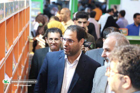 بازدید سرپرست وزارت آموزش و پرورش از غرفه کانون در نمایشگاه کتاب تهران