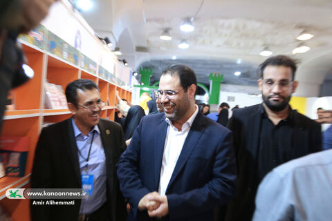 بازدید سرپرست وزارت آموزش و پرورش از غرفه کانون در نمایشگاه کتاب تهران