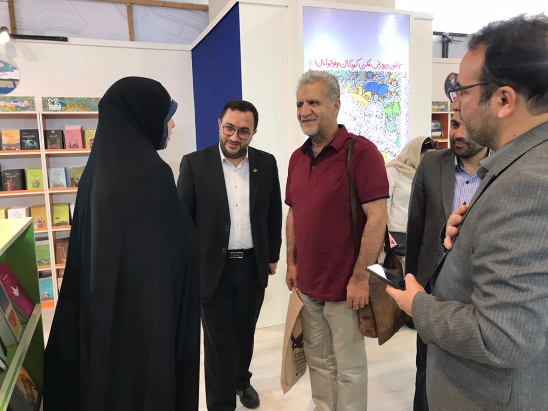 بازدید مدیرکل کانون استان تهران از غرفه کانون در نمایشگاه کتاب