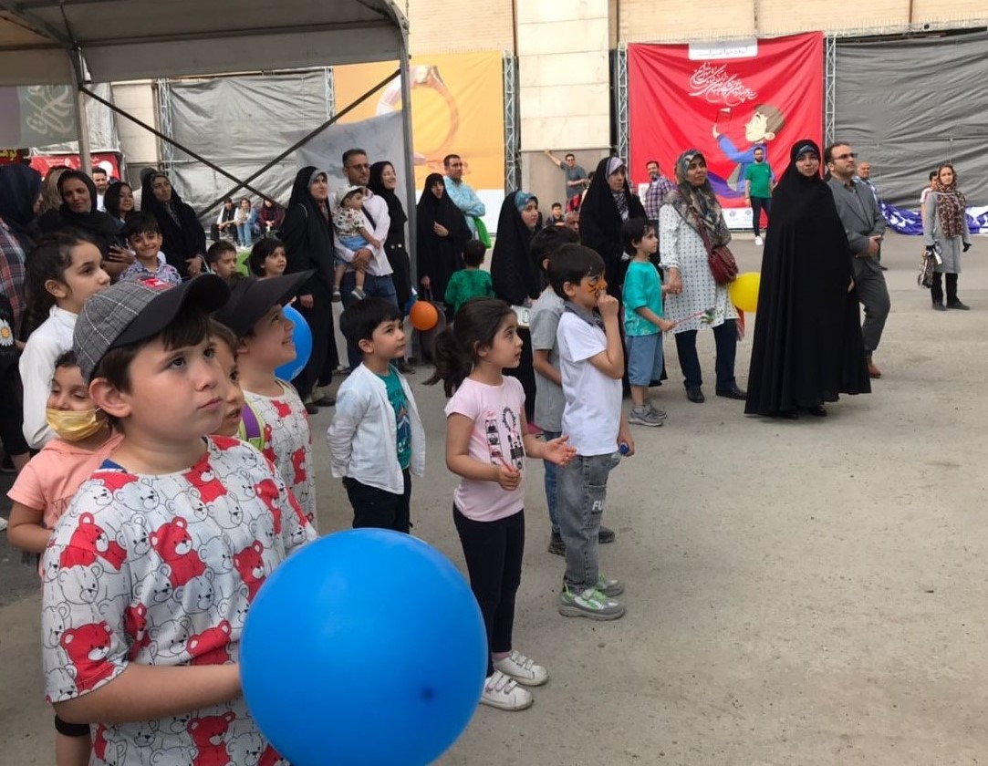 بازدید مدیرکل کانون استان تهران از غرفه کانون در نمایشگاه کتاب