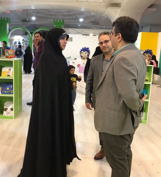 بازدید مدیرکل کانون استان تهران از غرفه کانون در نمایشگاه کتاب