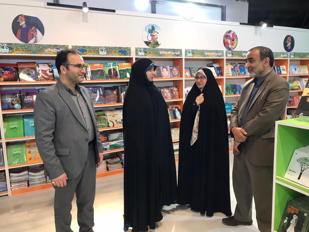 بازدید مدیرکل کانون استان تهران از غرفه کانون در نمایشگاه کتاب