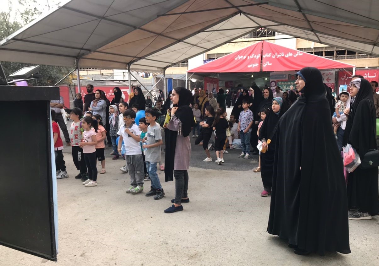 بازدید مدیرکل کانون استان تهران از غرفه کانون در نمایشگاه کتاب