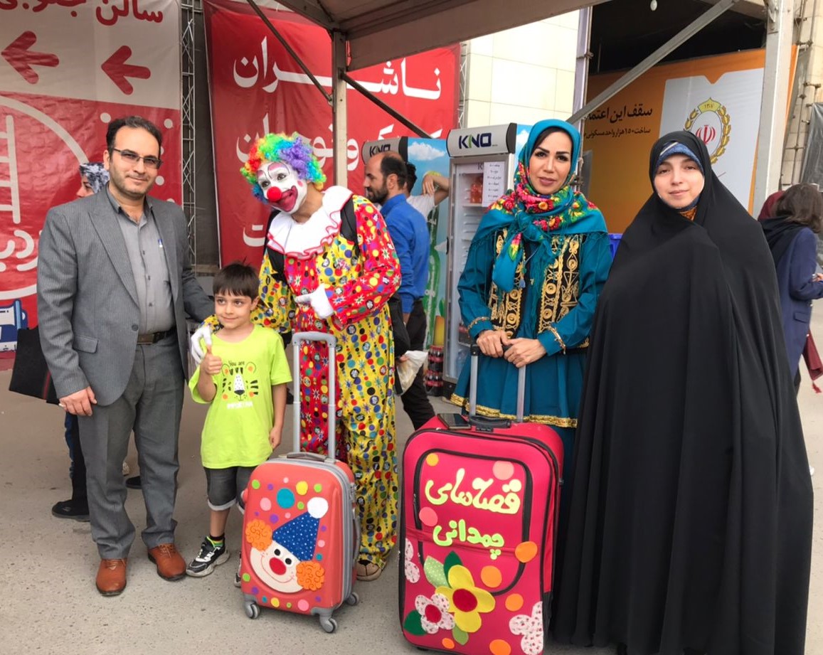 بازدید مدیرکل کانون استان تهران از غرفه کانون در نمایشگاه کتاب