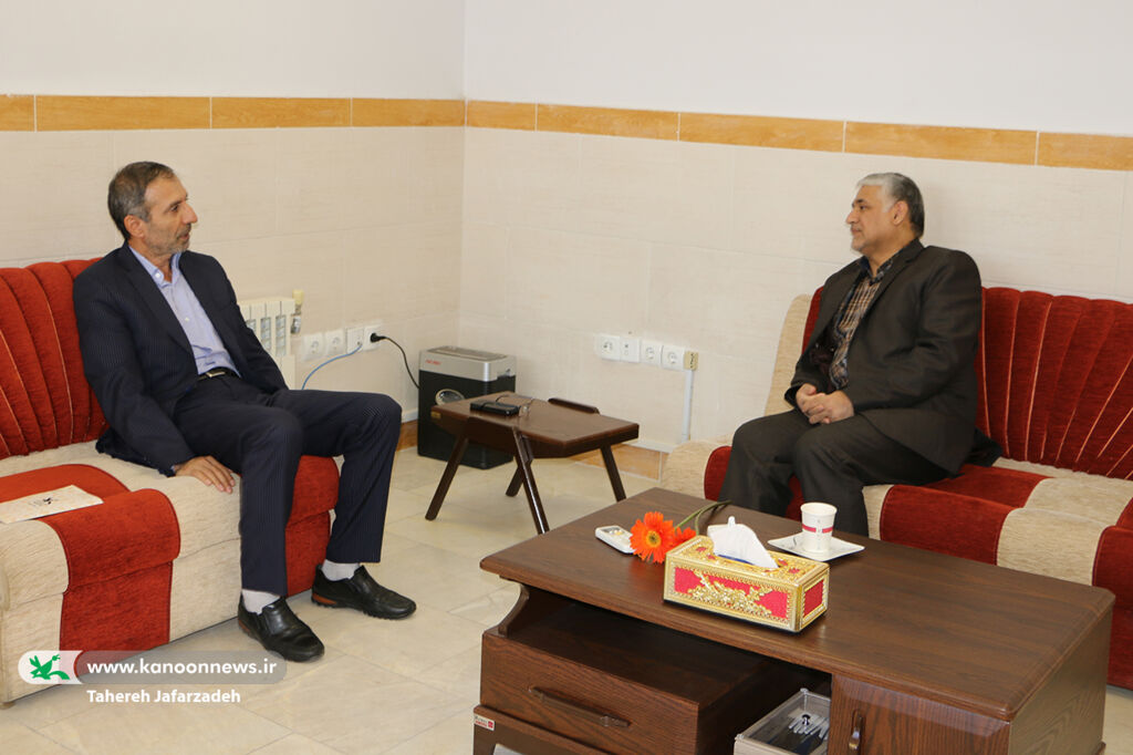 دیدار مدیرکل کانون سمنان با نویسنده کتاب نوجوان برای نگارش و جاپ دو اثر برای شهدا