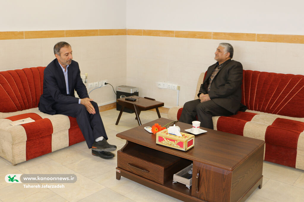 دیدار مدیرکل کانون سمنان با نویسنده کتاب نوجوان برای نگارش و جاپ دو اثر برای شهدا دیدار مدیرکل کانون سمنان با نویسنده کتاب نوجوان برای نگارش و جاپ دو اثر برای شهدا