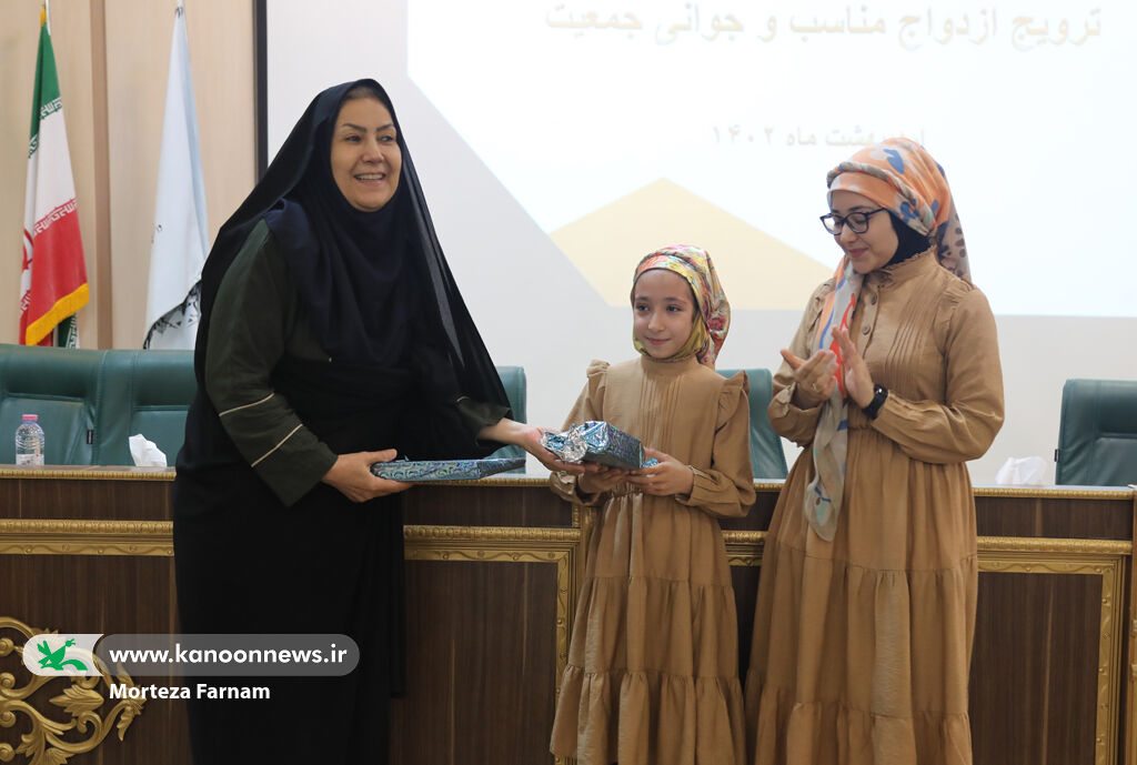 آگاه سازی مربیان و مشاورین مدارس و کارشناسان سلامت در امر ازدواج و فرزندآوری