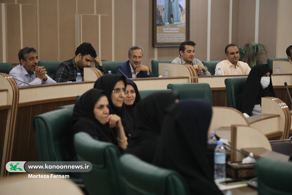 آگاه سازی مربیان و مشاورین مدارس و کارشناسان سلامت در امر ازدواج و فرزندآوری