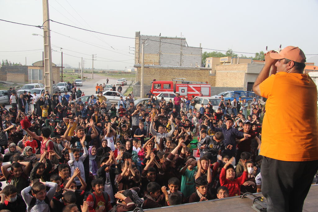 رینارد روباهه با تماشاخانه سیار به ریحانآباد ارومیه رسید