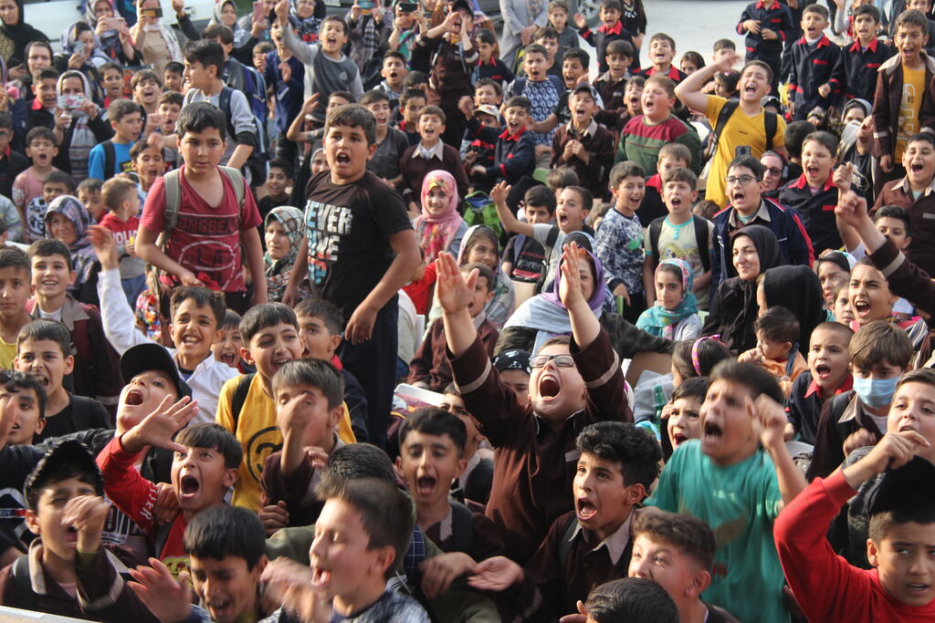 رینارد روباهه با تماشاخانه سیار به ریحانآباد ارومیه رسید