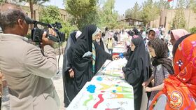 قلب‌ها و نقاشی‌های کودکان و نوجوانان زاهدانی با ساکنان؛ مدافعان و فاتحان خرمشهر همراه شدند