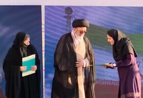 معرفی عضو ارشد کانون به عنوان دختر موفق در آئین "دختران آفتاب" در تبریز