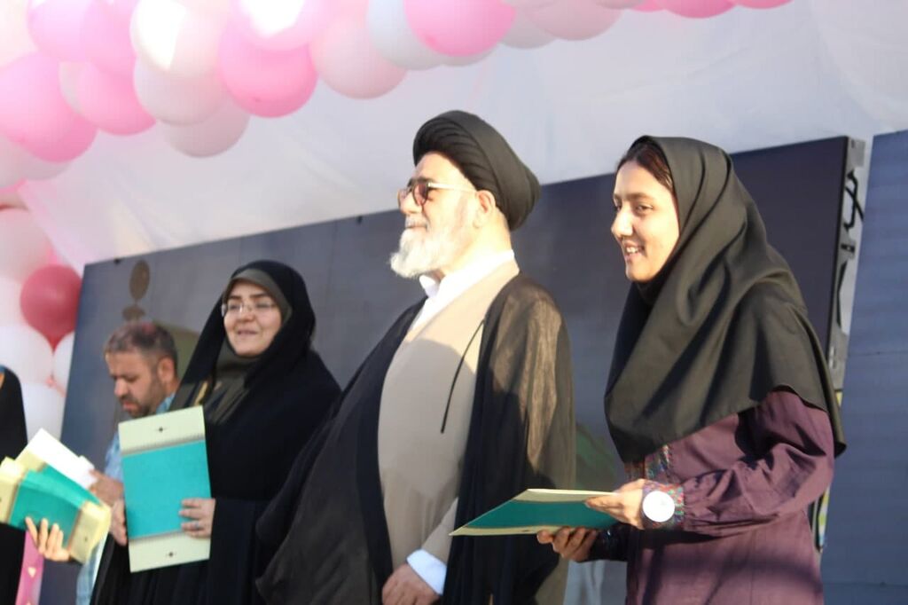 معرفی عضو ارشد کانون به عنوان دختر موفق در آئین "دختران آفتاب" در تبریز