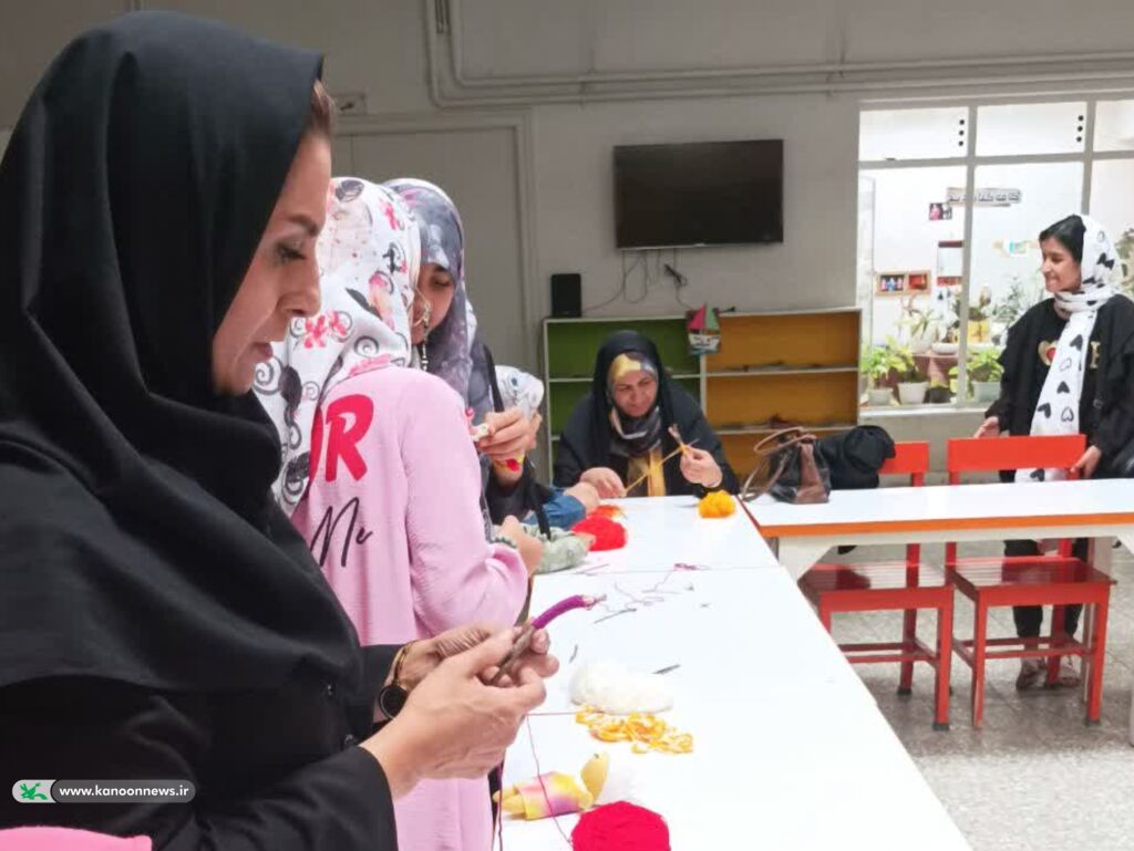 کارگاه ساخت عروسک سازی مادر و دختر در مرکز شماره ۲ کانون همدان