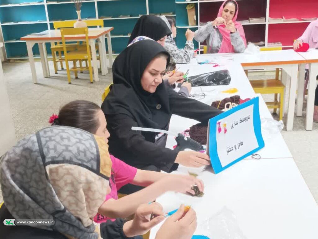 کارگاه ساخت عروسک سازی مادر و دختر در مرکز شماره ۲ کانون همدان