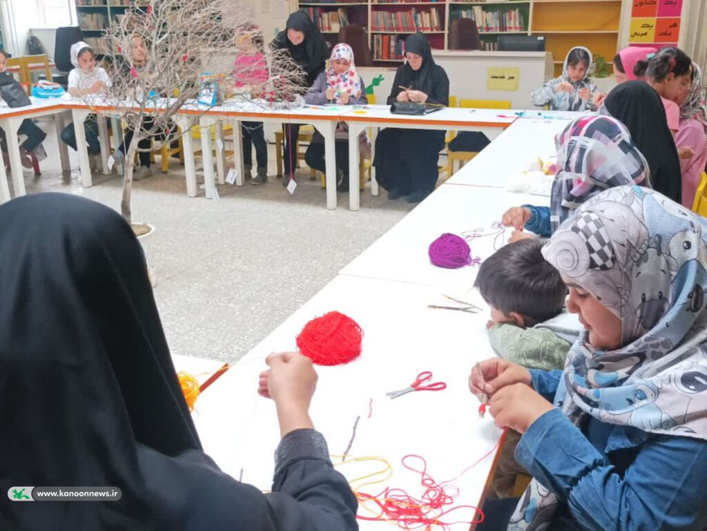 کارگاه عروسک سازی کارگاه ساخت عروسک سازی مادر و دختر در مرکز شماره ۲ کانون همدان