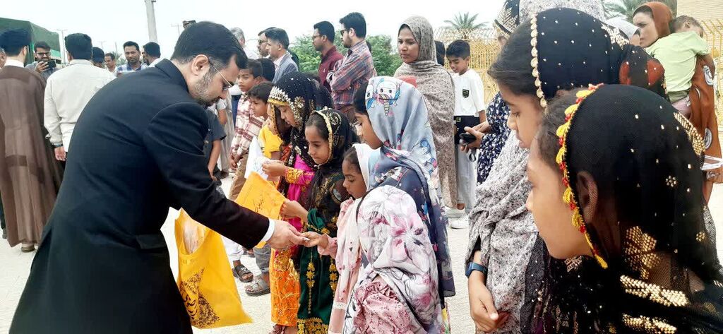مراسم معنوی استقبال از پرچم متبرک حرم امام رضا (ع) با حضور خادمان حرم آن امام همام در شهرستان میناب