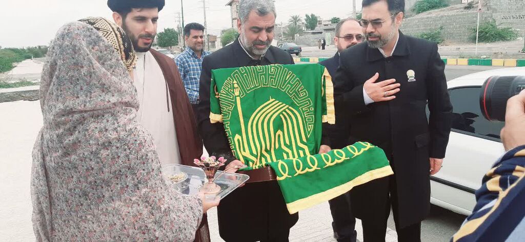 مراسم معنوی استقبال از پرچم متبرک حرم امام رضا (ع) با حضور خادمان حرم آن امام همام در شهرستان میناب