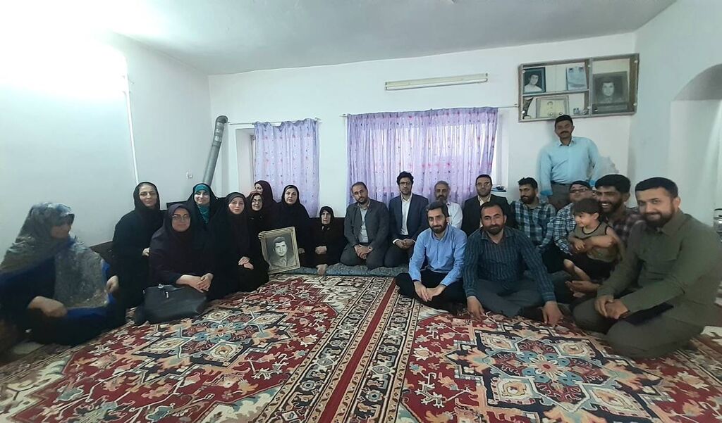 همزمان با سالروز آزاد سازی خرمشهر، با مادر شهید والامقام علی اصغر نبیپور دیدار شد