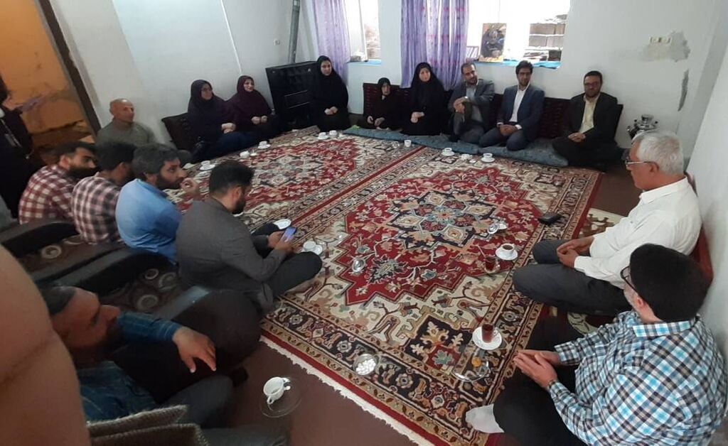 همزمان با سالروز آزاد سازی خرمشهر، با مادر شهید والامقام علی اصغر نبیپور دیدار شد