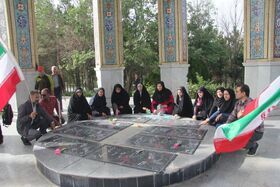غبارروبی مزار شهدا توسط کارکنان کانون پرورش فکری آذربایجان‌غربی