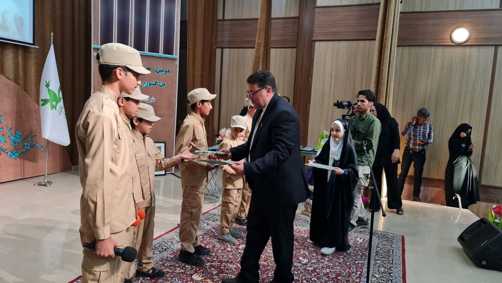 تلاش کنیم نمادها و هویتمان را تقویت و به دنیا صادر کنیم