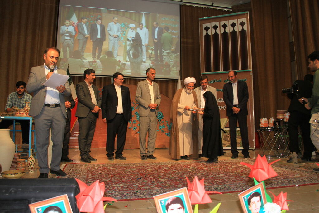 تلاش کنیم نمادها و هویتمان را تقویت و به دنیا صادر کنیم