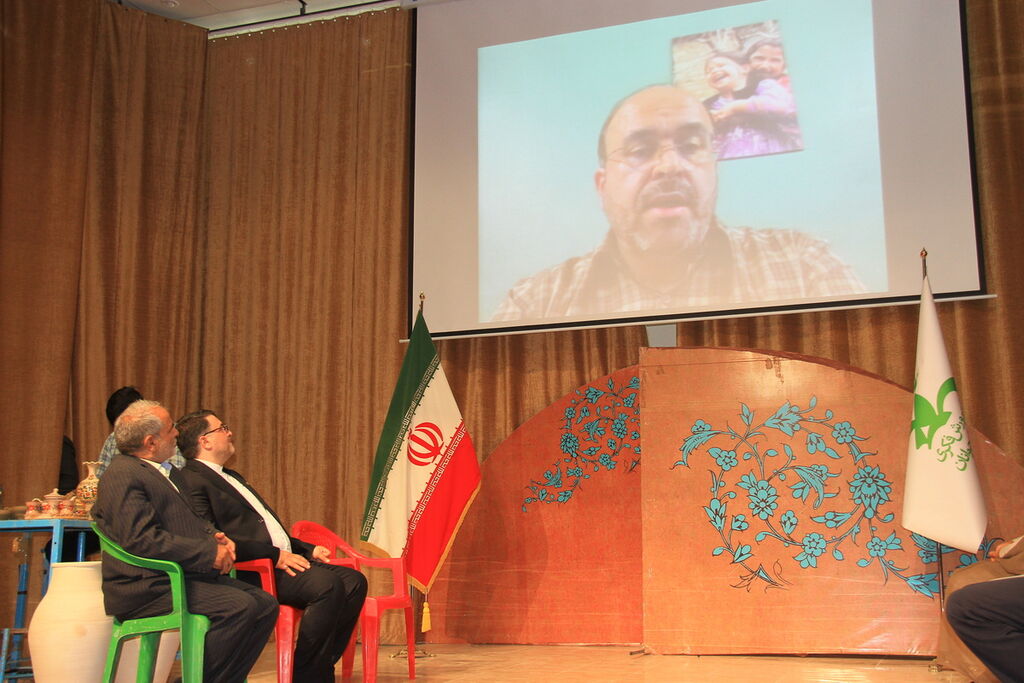 تلاش کنیم نمادها و هویتمان را تقویت و به دنیا صادر کنیم