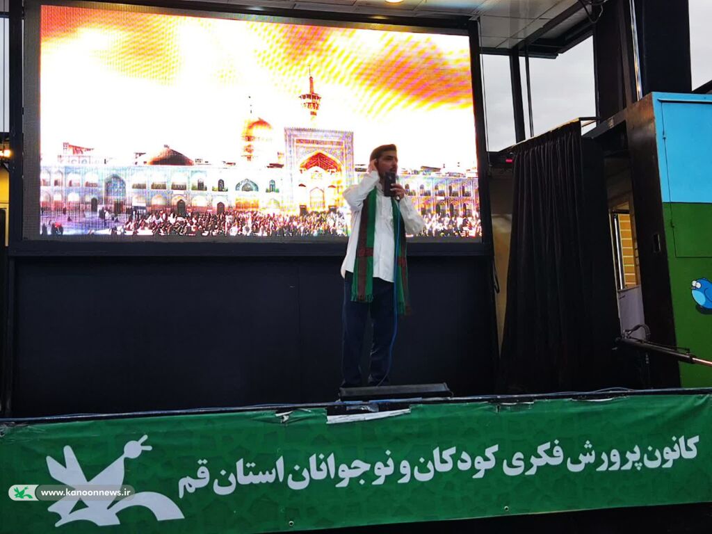 تماشاخانه سیار بار در جمع زائران مسجد جمکران به اجرای برنامه پرداخت