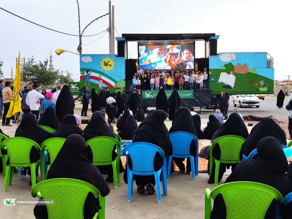 تماشاخانه سیار بار در جمع زائران مسجد جمکران به اجرای برنامه پرداخت