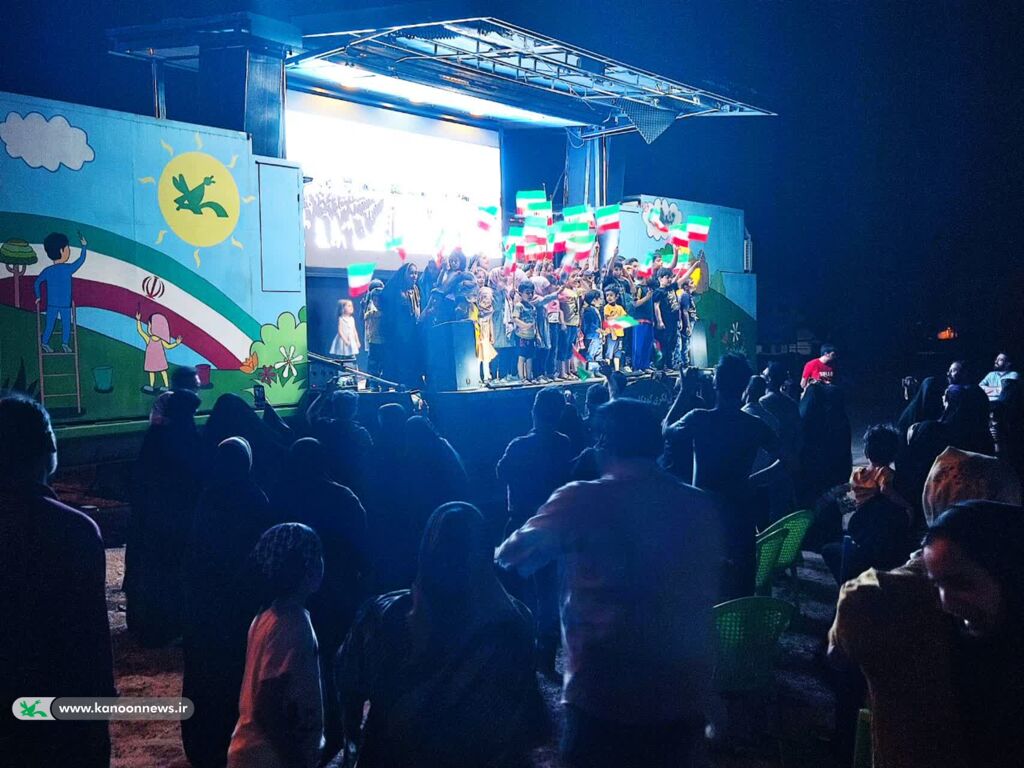 تماشاخانه سیار بار در جمع زائران مسجد جمکران به اجرای برنامه پرداخت