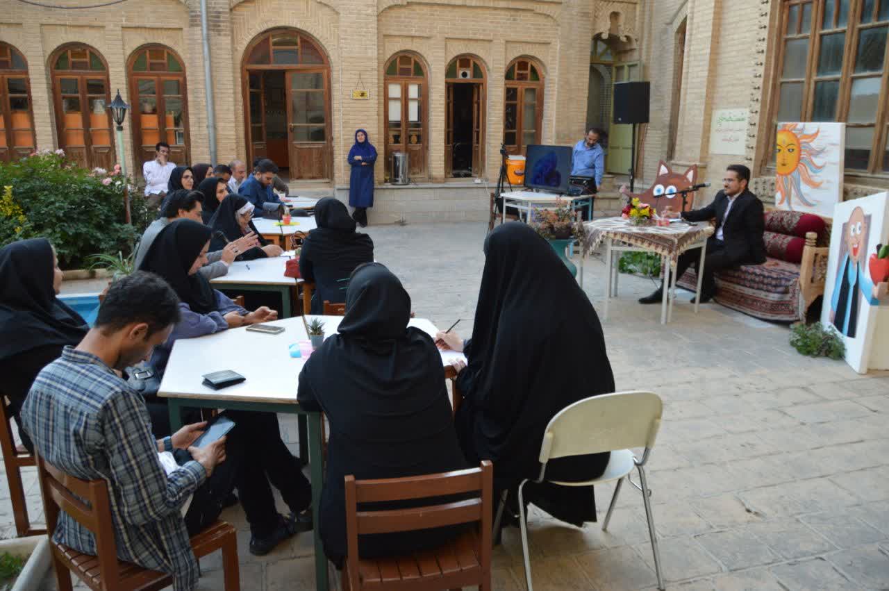 نشست قصهگویی با حضور صاحبنظران حوزهی قصهگویی در خانه جلیلی کانون کرمانشاه برگزار شد