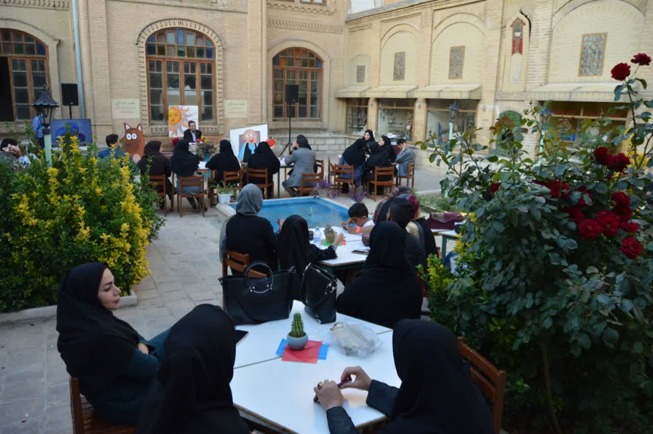 نشست قصهگویی با حضور صاحبنظران حوزهی قصهگویی در خانه جلیلی کانون کرمانشاه برگزار شد