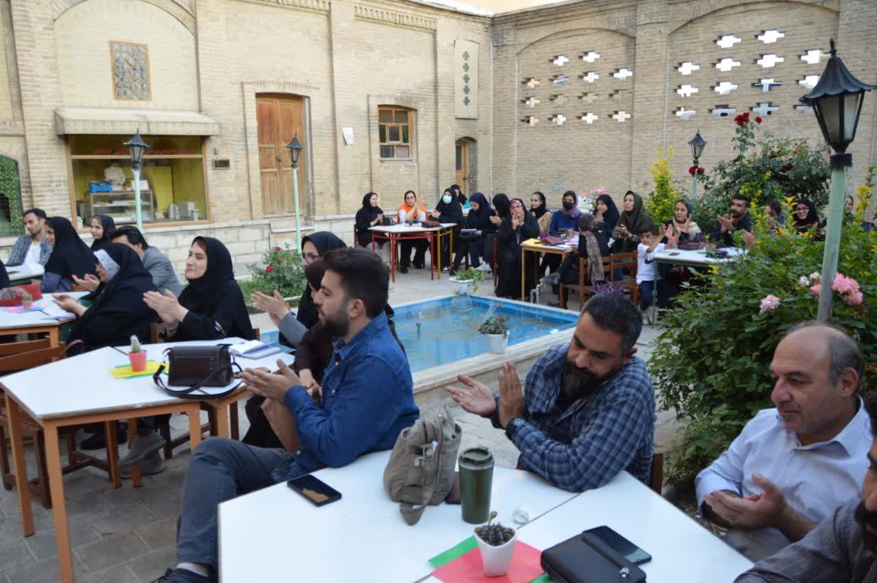 نشست قصهگویی با حضور صاحبنظران حوزهی قصهگویی در خانه جلیلی کانون کرمانشاه برگزار شد