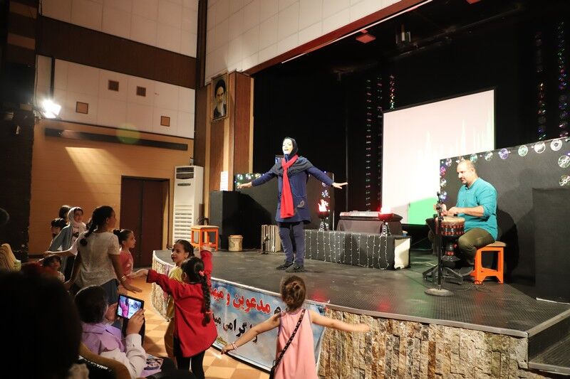 اجرای کنسرت-نمایش عروسکی فسقل بند برای خانواده اصحاب خبر و روابط عمومی استان