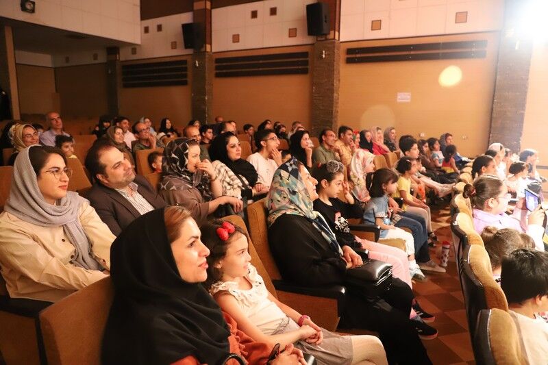 اجرای کنسرت-نمایش عروسکی فسقل بند برای خانواده اصحاب خبر و روابط عمومی استان
