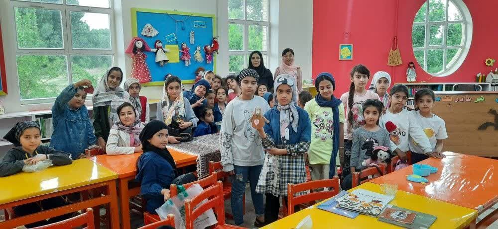 عروسک نمایشی "چمچمه خاتون" در کوچه های صالح آباد