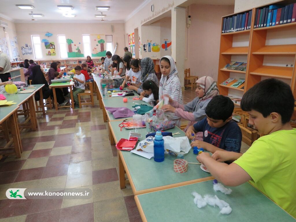 برگزاری کارگاه کاردستی با وسایل دورریختنی در مرکز گنبدکاووس